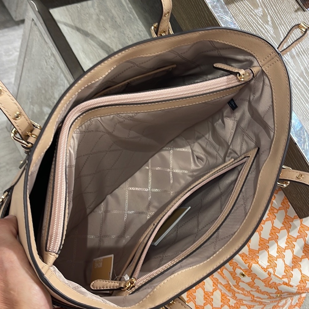 Michael Kors Voyager Small Saffiano Leather Tote Bag
30H1GV6T4T
NWT
OYSTER - Picture 11 of 16